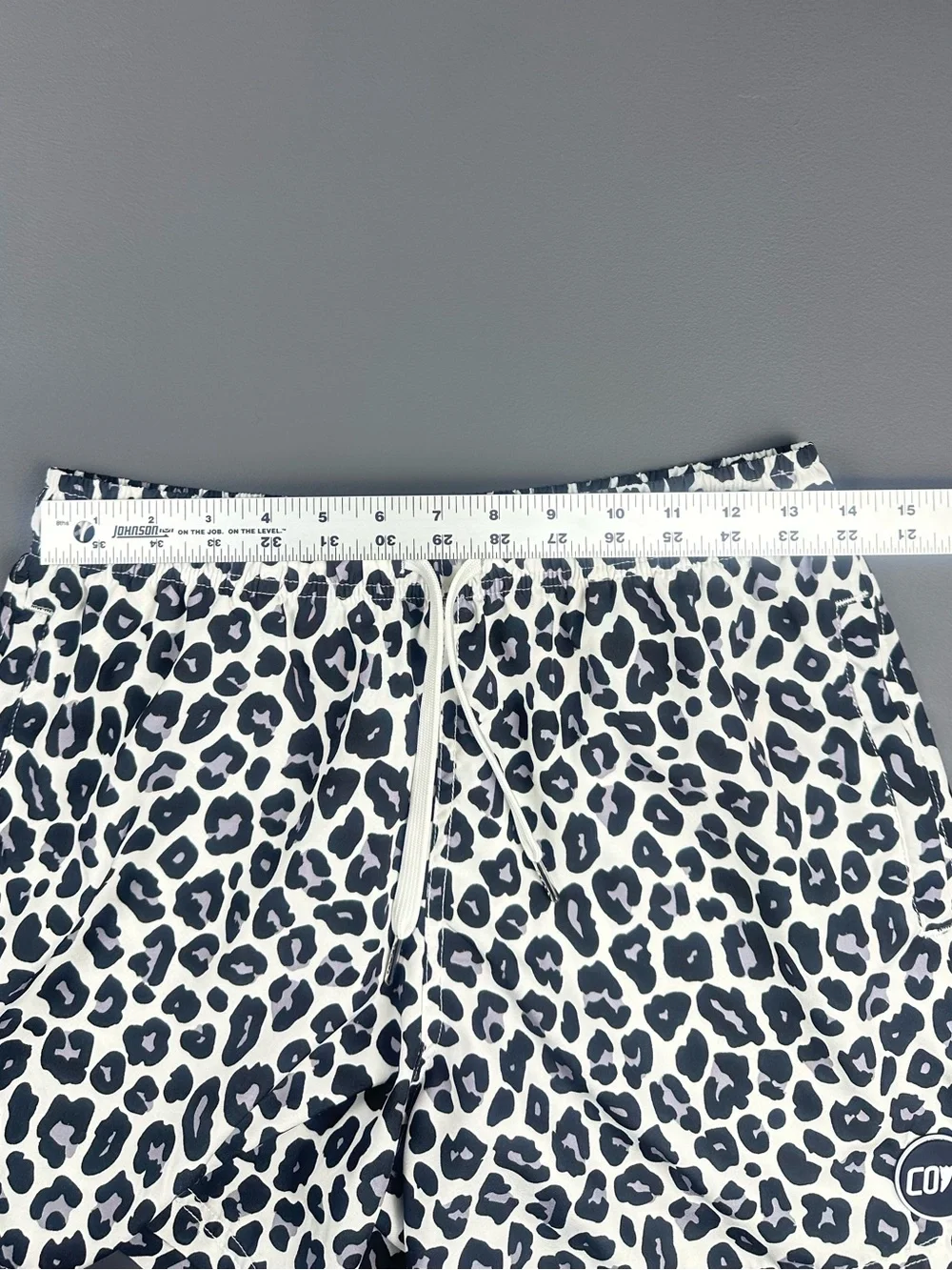 Cove Leopard Shorts Men’s 30 5” Inseam White Black Swim Gym Stretch Zip Pockets